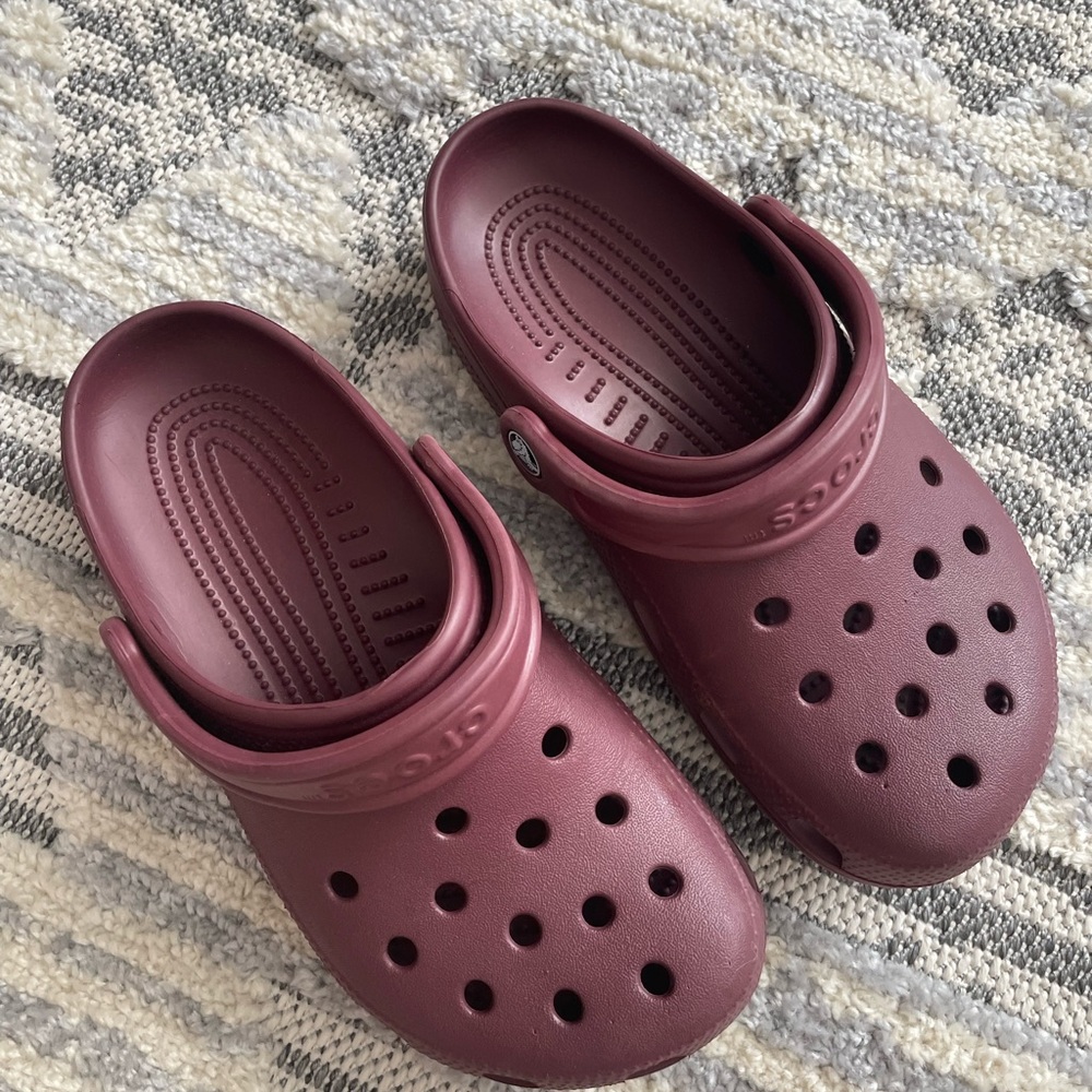 Women’s burgundy Crocs EUC